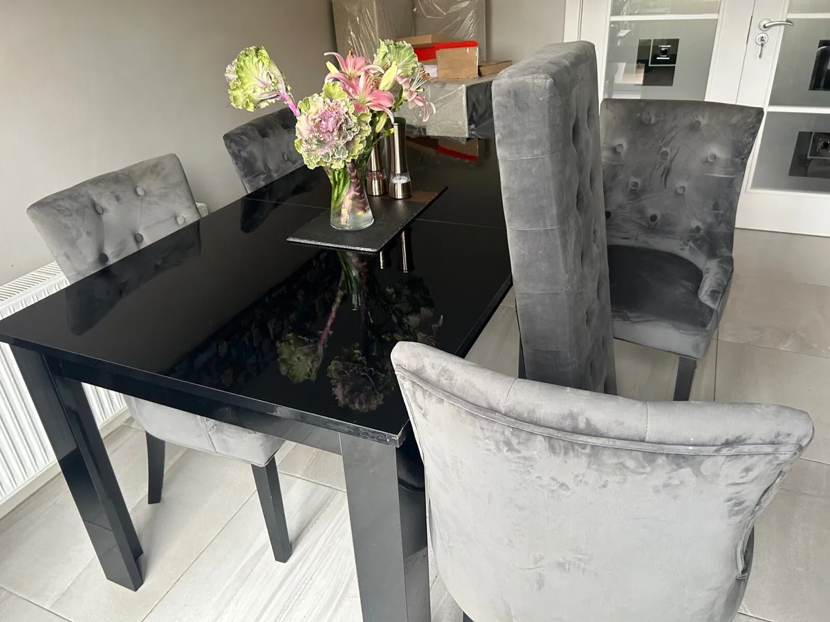 Extendable dining table six seater set - Image 4