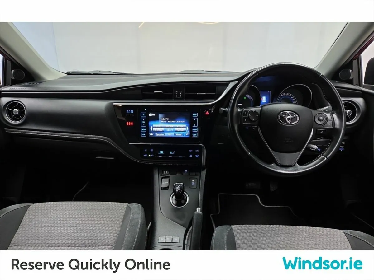 Toyota Auris  Hybrid Luna Sport 4DR Auto - Image 4