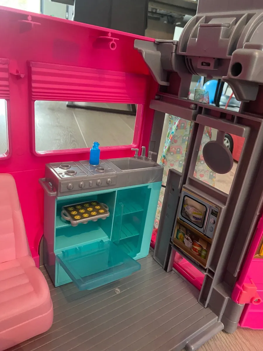 Barbie Campervan with 2 barbies included - Image 2