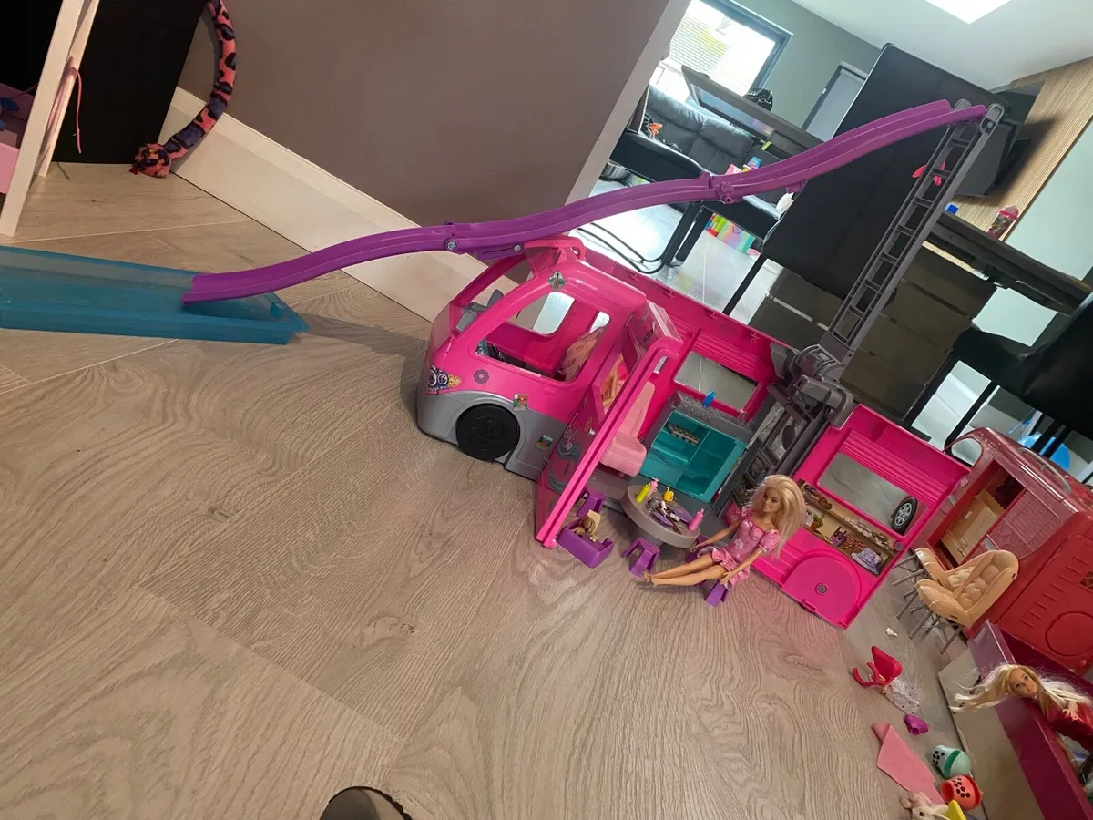 Barbie Campervan with 2 barbies included - Image 1