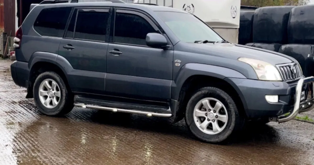 Clean Toyota Land Cruiser (crew cab) 5seats €333 - Image 2