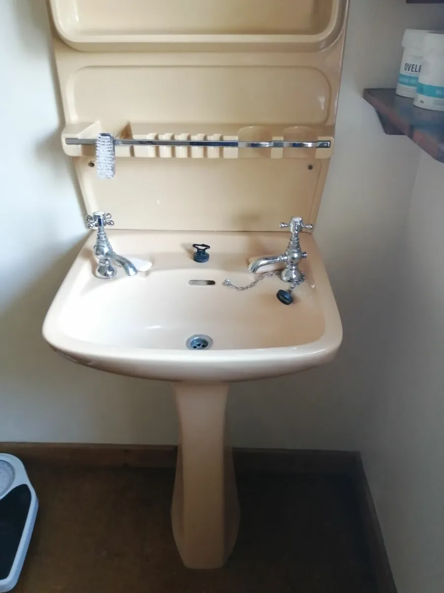Retro Bathroom Suite - Image 1