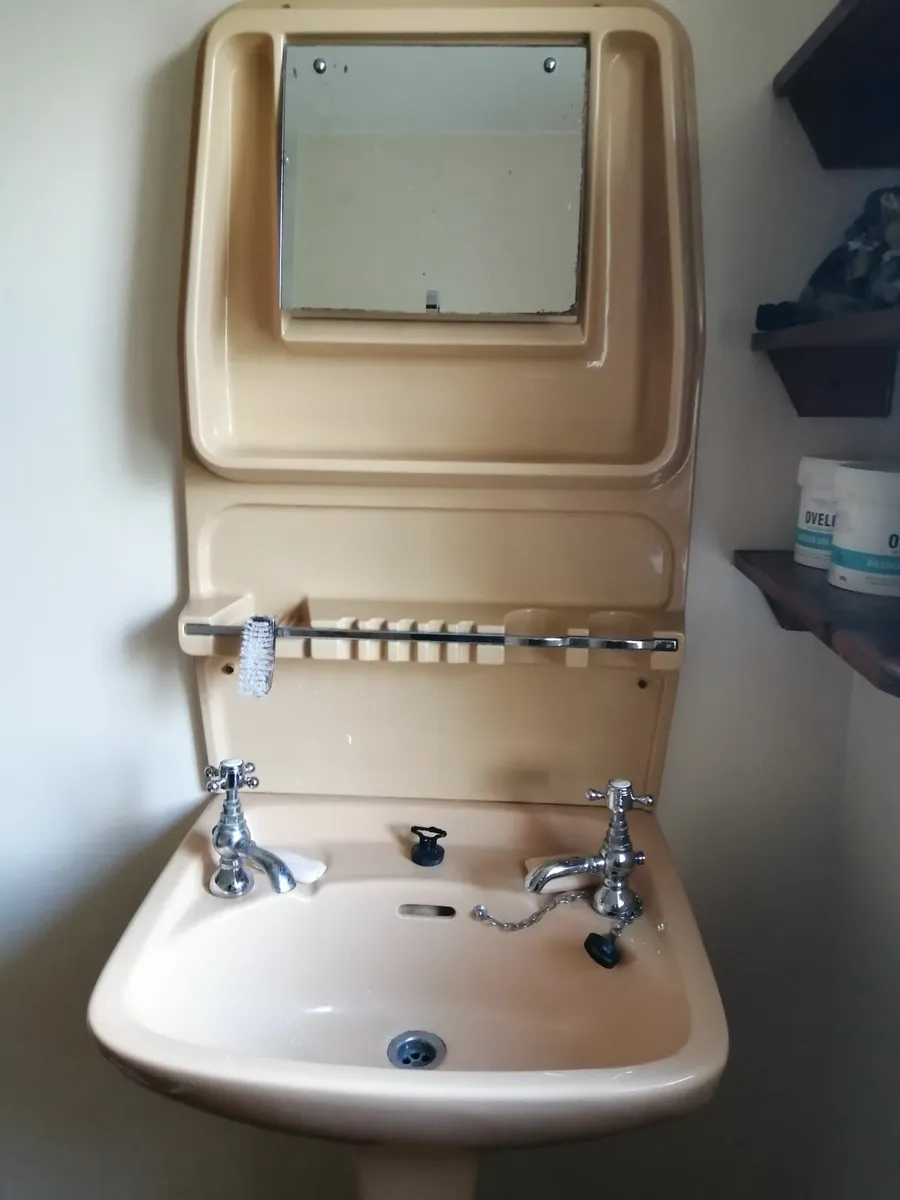 Retro Bathroom Suite - Image 2