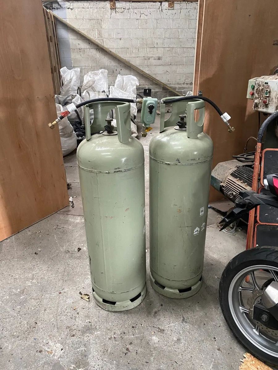 2 Gas bottles with regulator