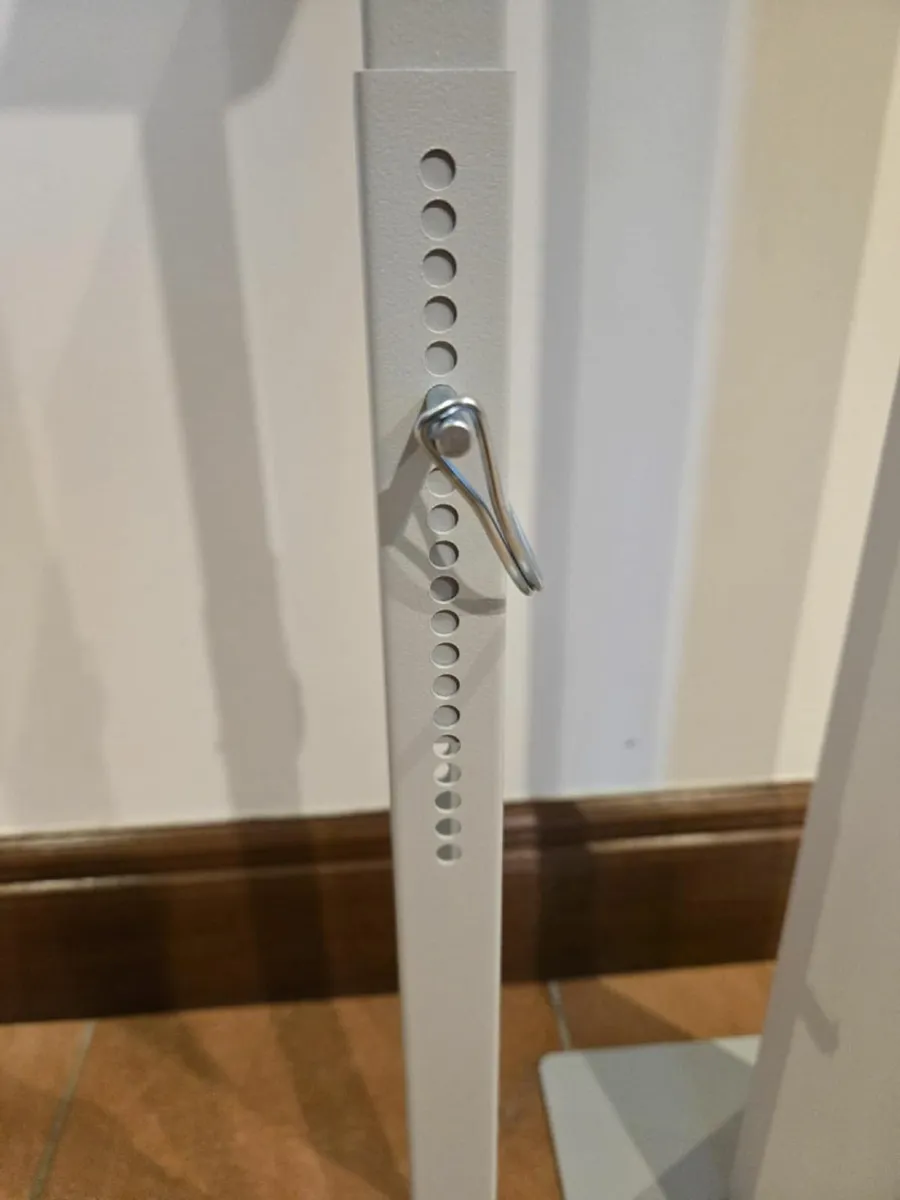 Foot operated hand sanitiser dispenser - Image 4