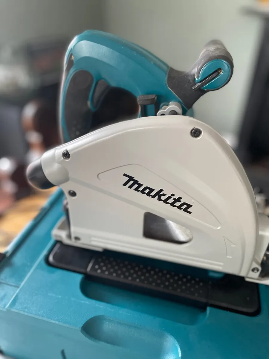 Makita SP6000J1 Plunge Cut Saw Kit with 2 x 1.5m R - Image 2