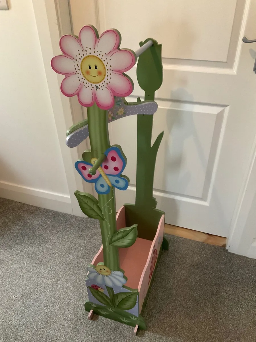 Child’s clothes rail, great condition - Image 1