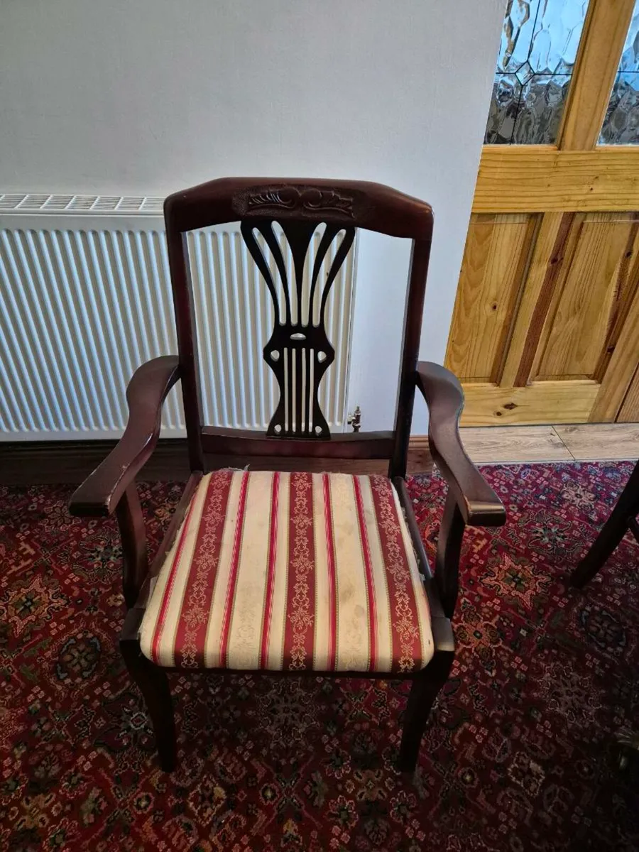 Table and Chairs - Image 4