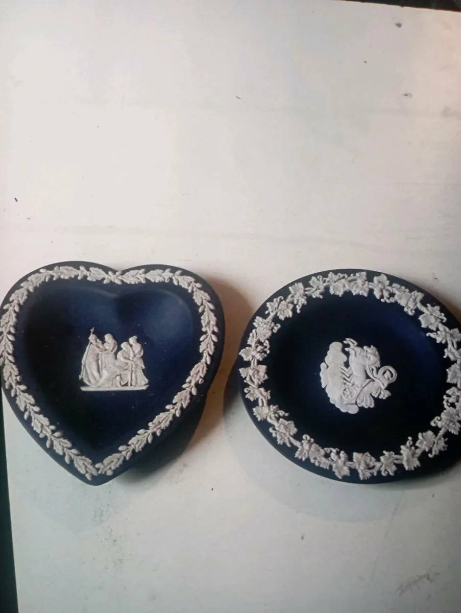 VINTAGE A PARE OF WEDGEWOOD  BLACK JASLPERWARE - Image 1