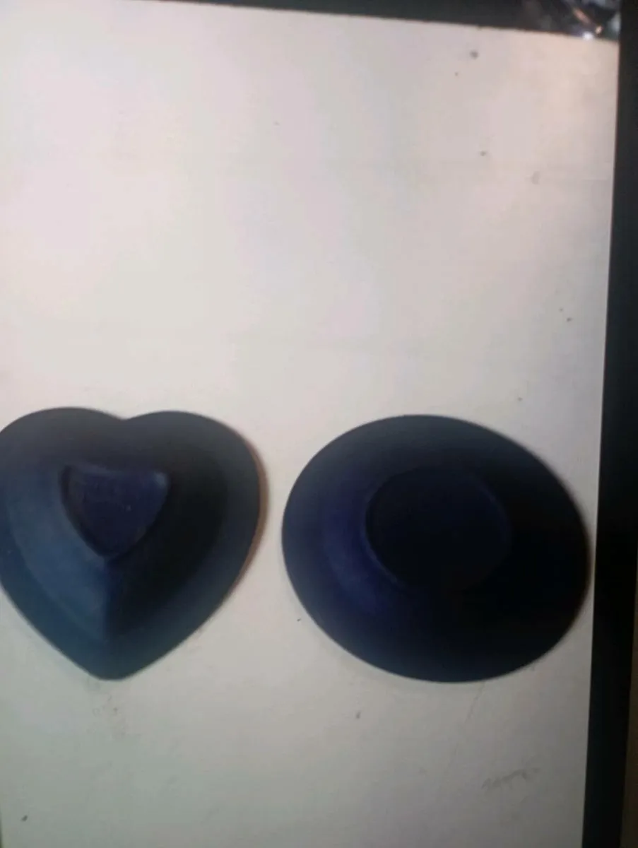 VINTAGE A PARE OF WEDGEWOOD  BLACK JASLPERWARE - Image 2