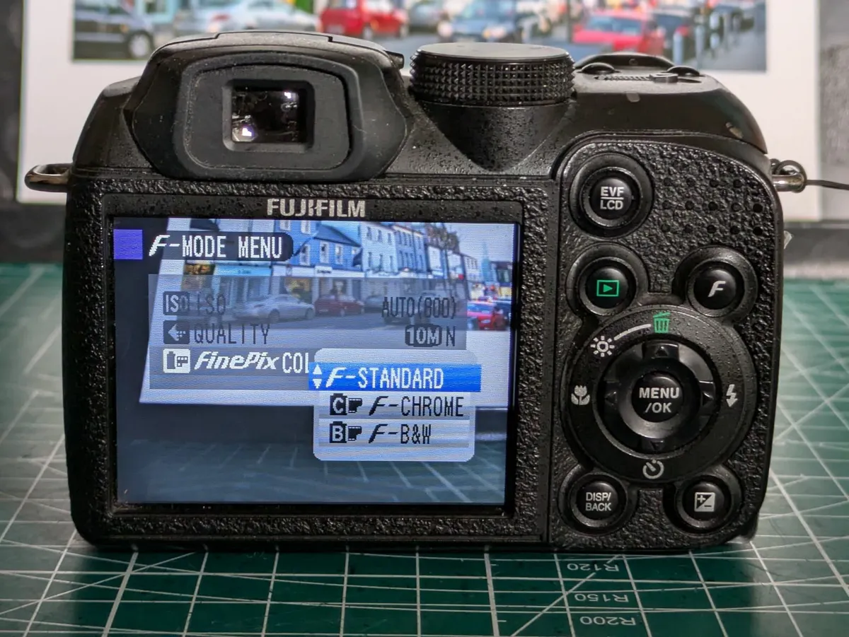 Fujifilm S1000fd 10MP CCD 🌈 digital camera - Image 3