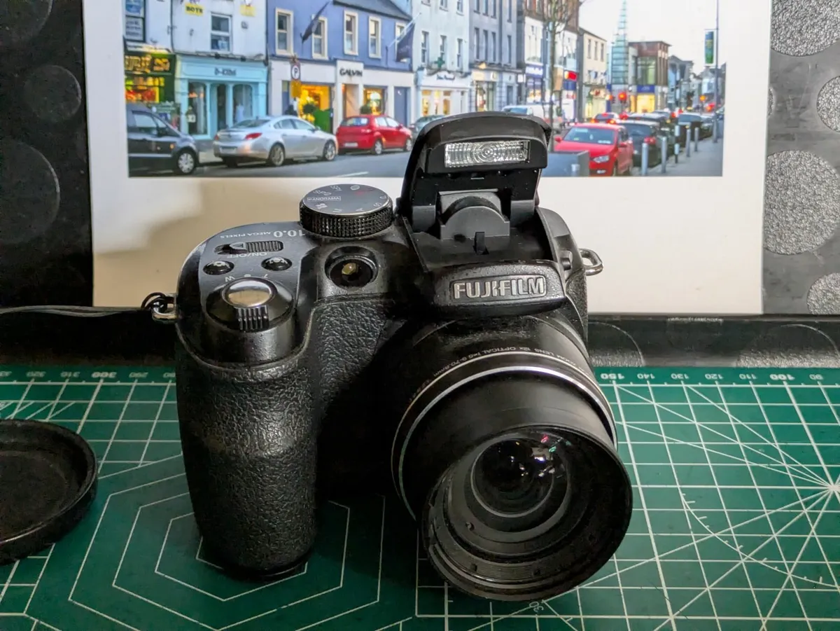 Fujifilm S1000fd 10MP CCD 🌈 digital camera - Image 2