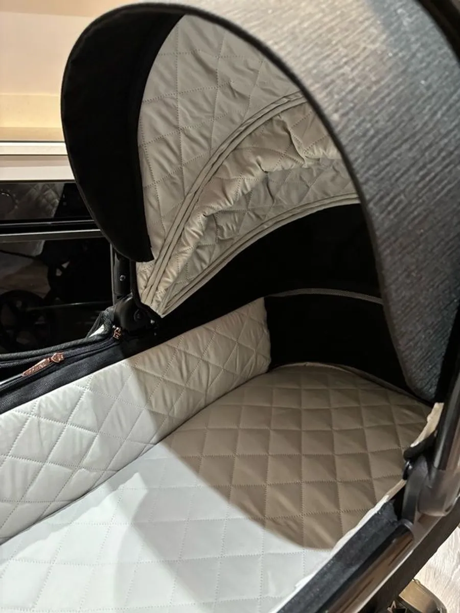 Venicci 3 in 1 travel system buggy - Image 2