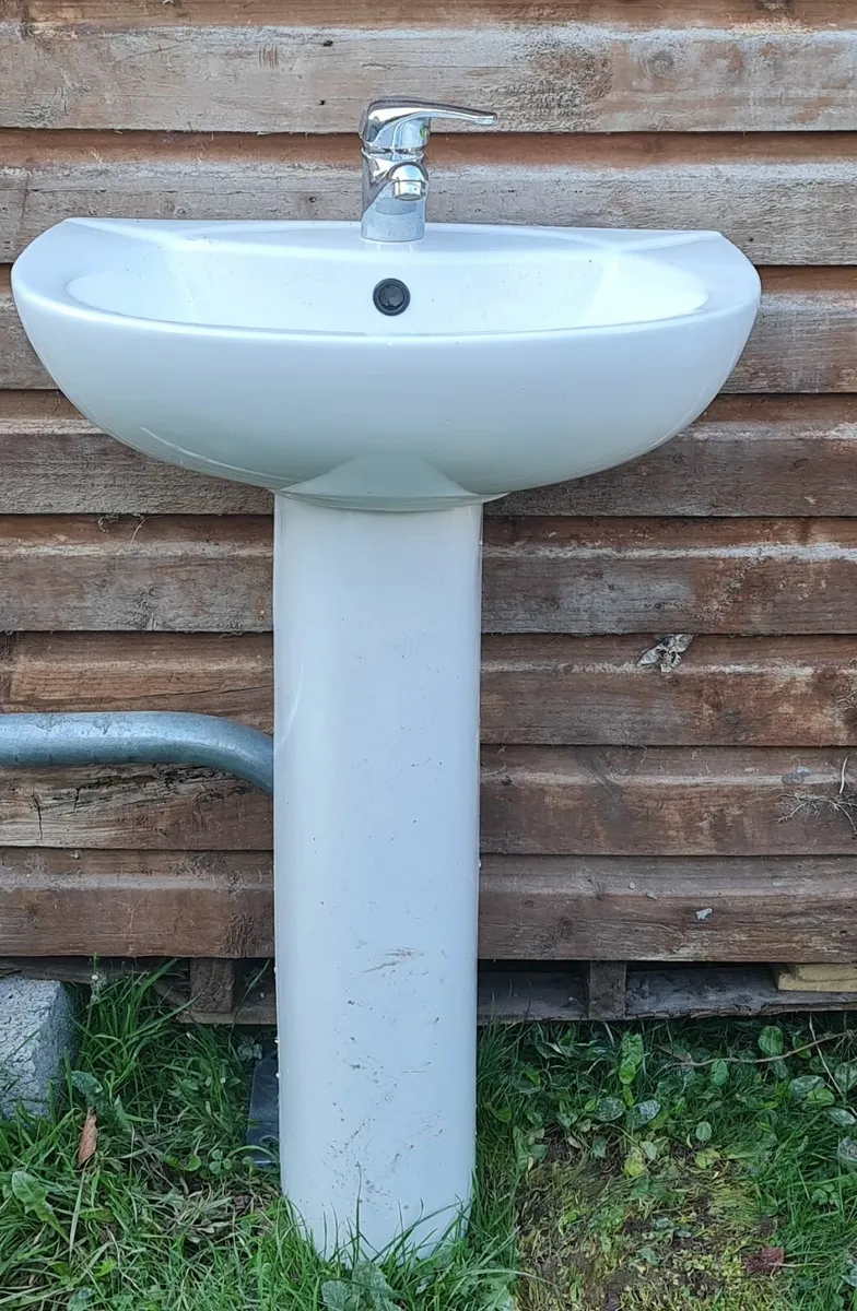A wash basin with mixer tap - Image 1