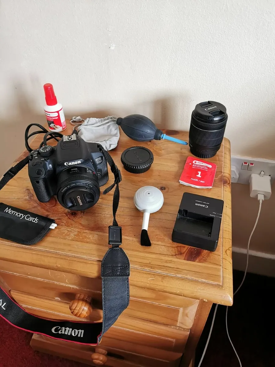Canon EOS 700D Camera & Accessories - Image 2