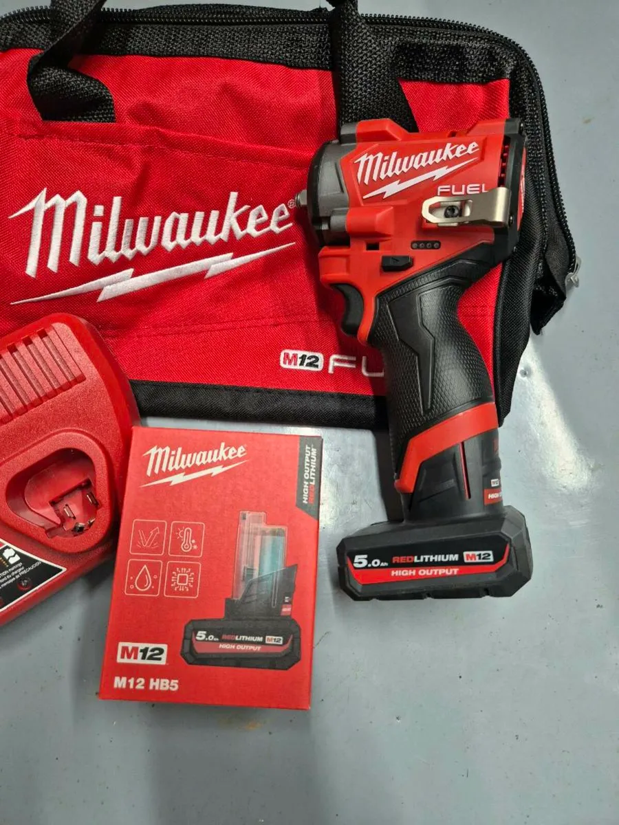 Milwaukee M12 Fuel 3/8' Stubby Wrench Kit 5.0Ah - Image 2