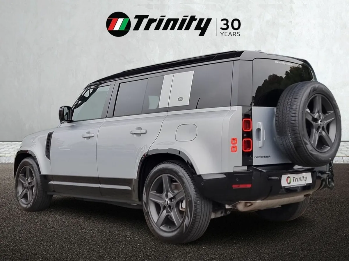 Land Rover Defender ** 6 SEAT ** X-DYNAMIC SE ** P - Image 3