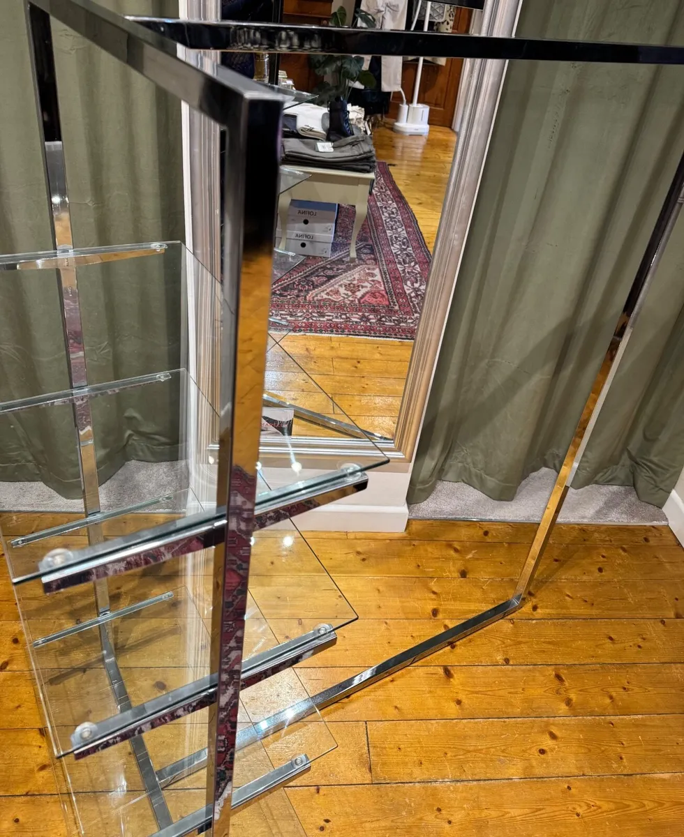 Shop display rail with shelves - Image 1