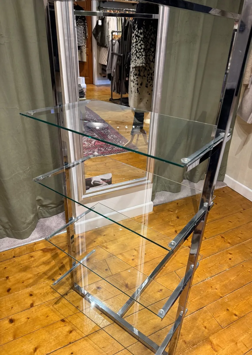 Shop display rail with shelves - Image 3