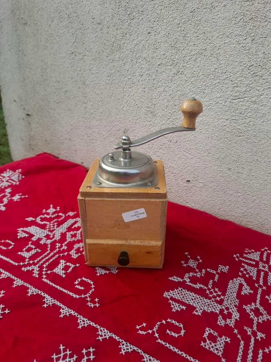 Working vintage coffee grinder postage possible - Image 1