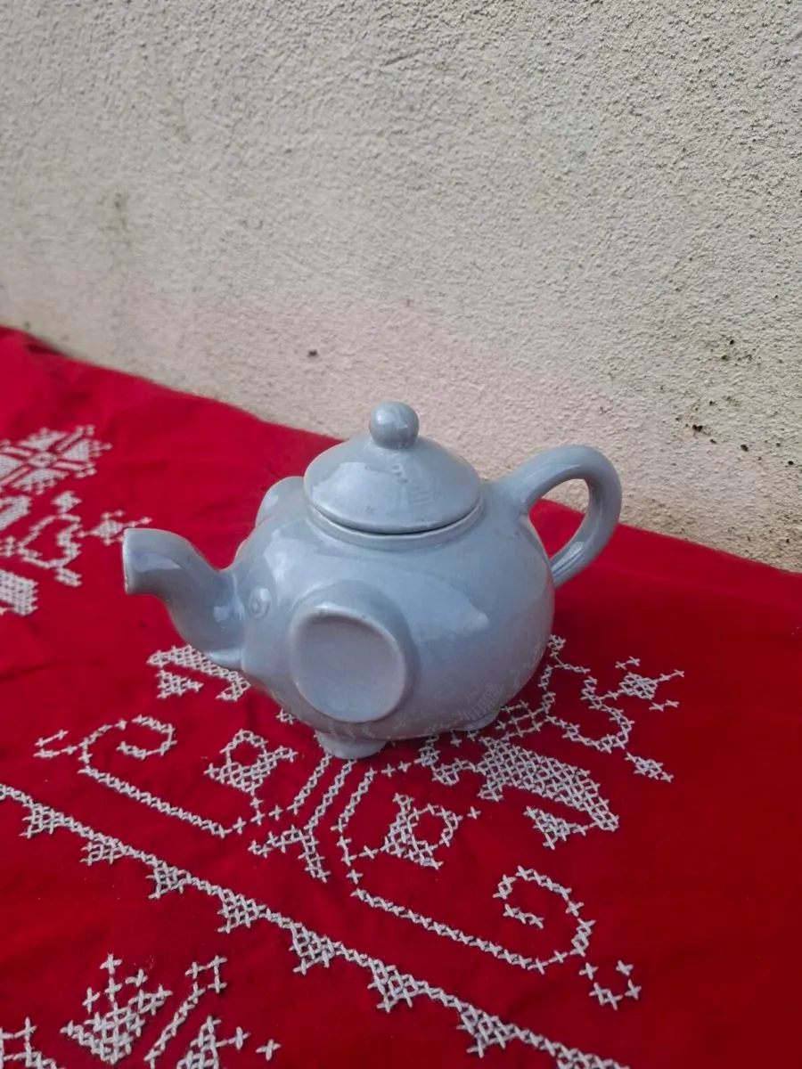 Elephant novelty tea pot postage possible - Image 1