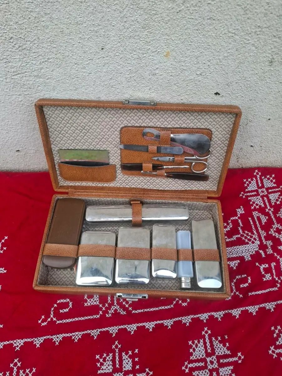 Vintage grooming kit postage possible - Image 2