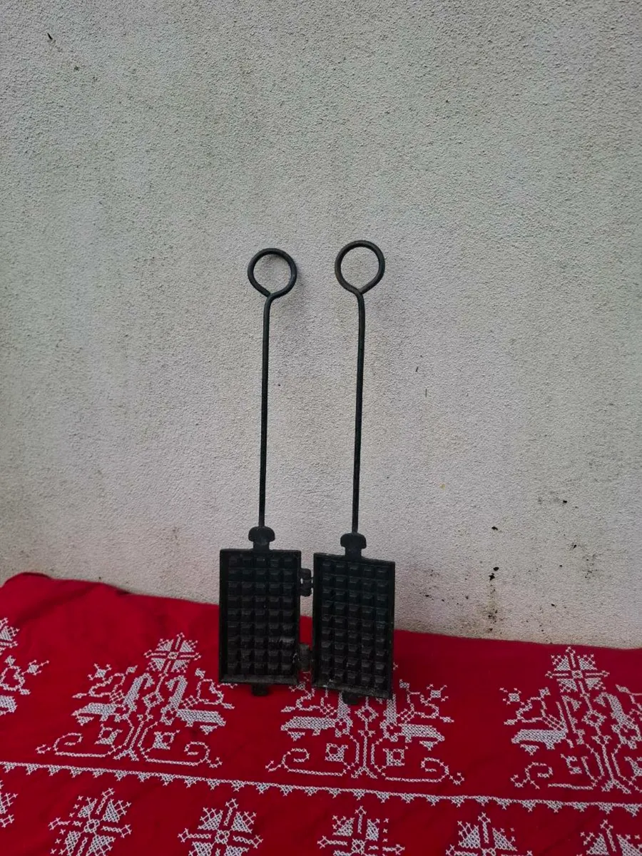 Antique cast iron waffles maker postage possible - Image 1