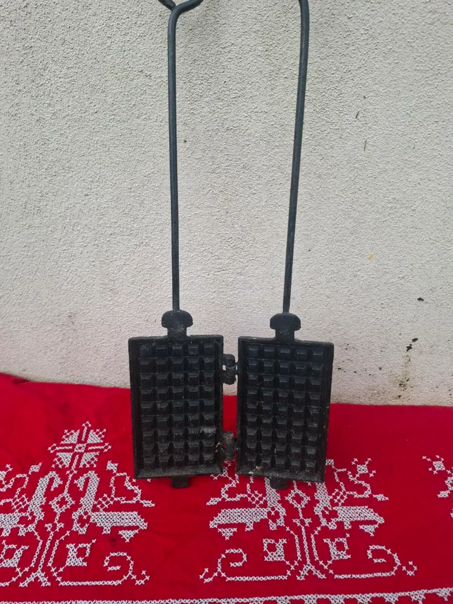 Antique cast iron waffles maker postage possible - Image 2