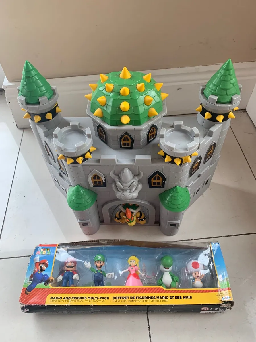 Bowser’s Castle & Mario figures - Image 1
