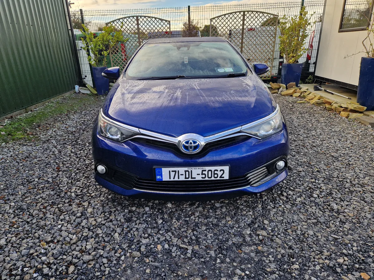 2017 Toyota Auris 1.8 Hybrid Luna (IRISH CAR) - Image 2