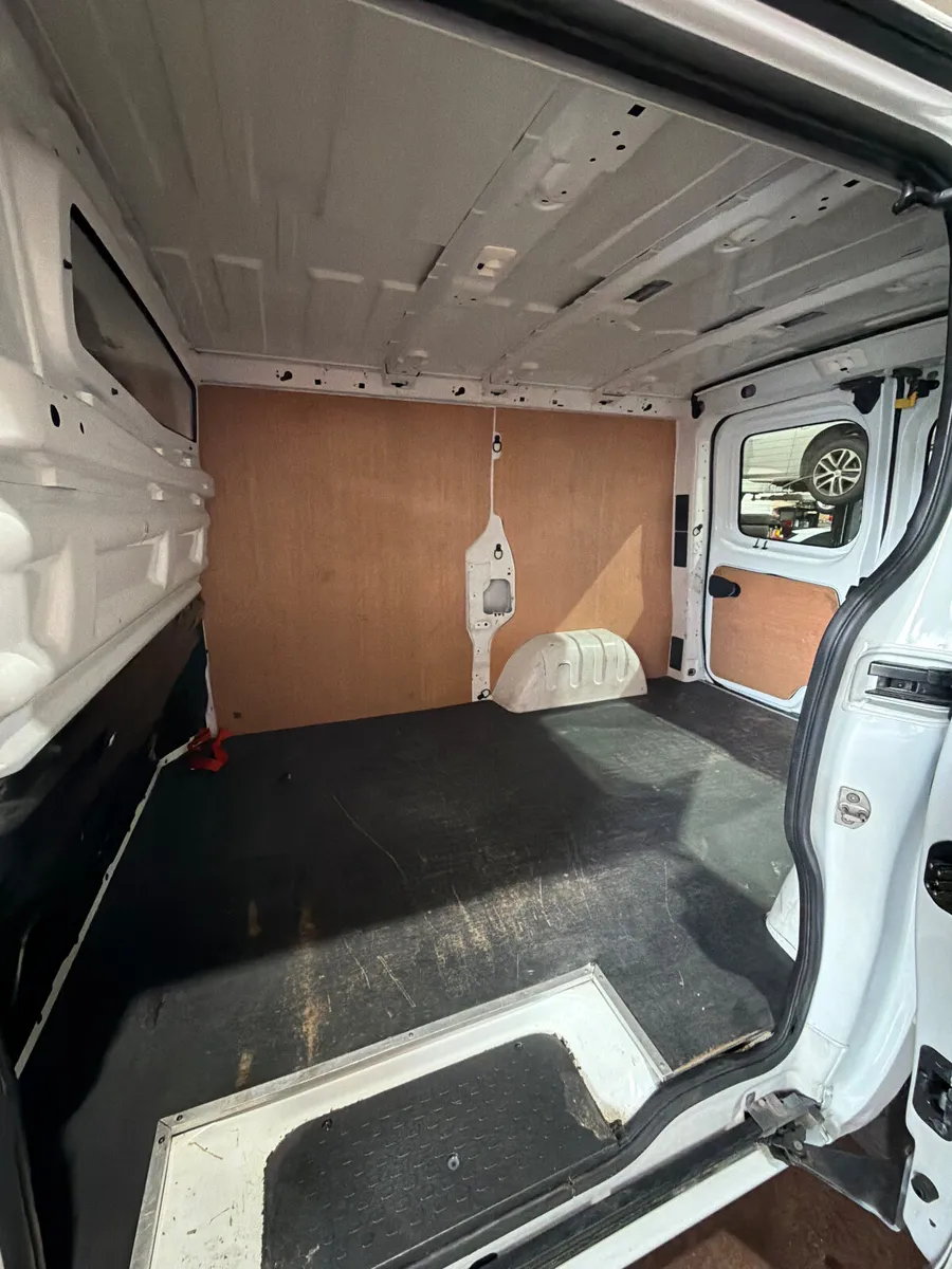 192 Renault Trafic High Spec Low KLM’s - Image 3