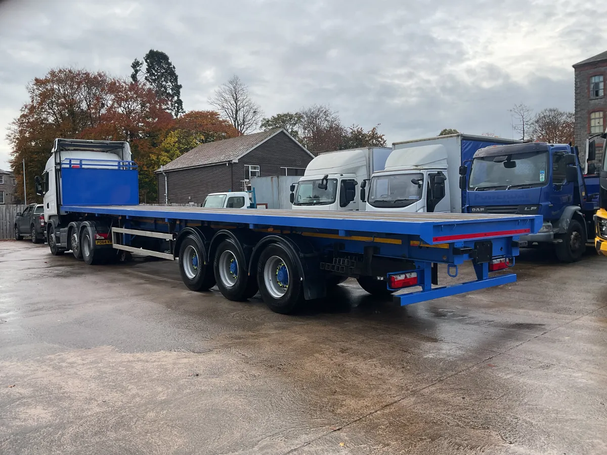 2018 Dennison Tri axle Flat Trailer - Image 3