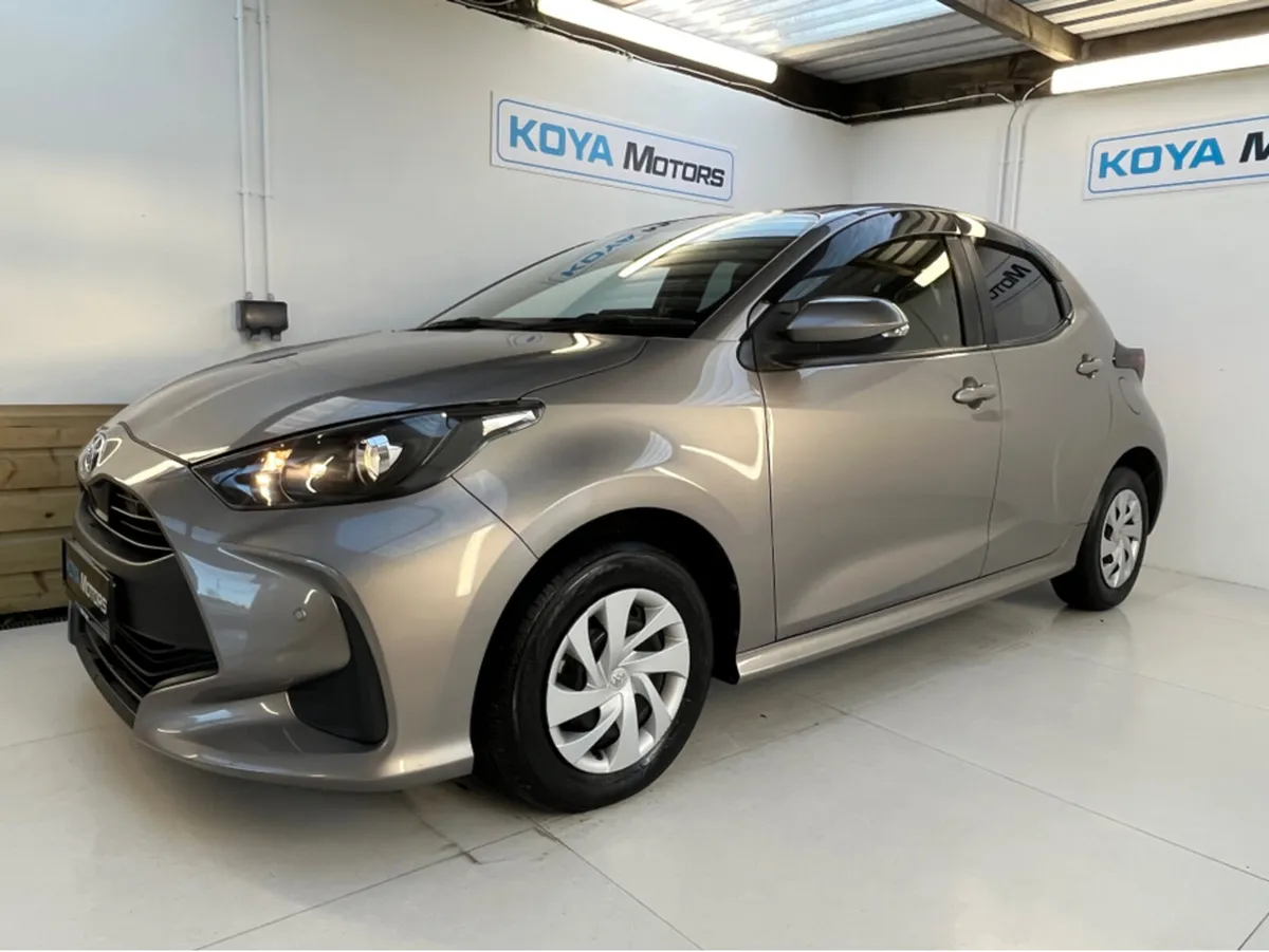 Toyota Yaris 1.5 PETROL HYBRID AUTOMATIC // FULL P - Image 3