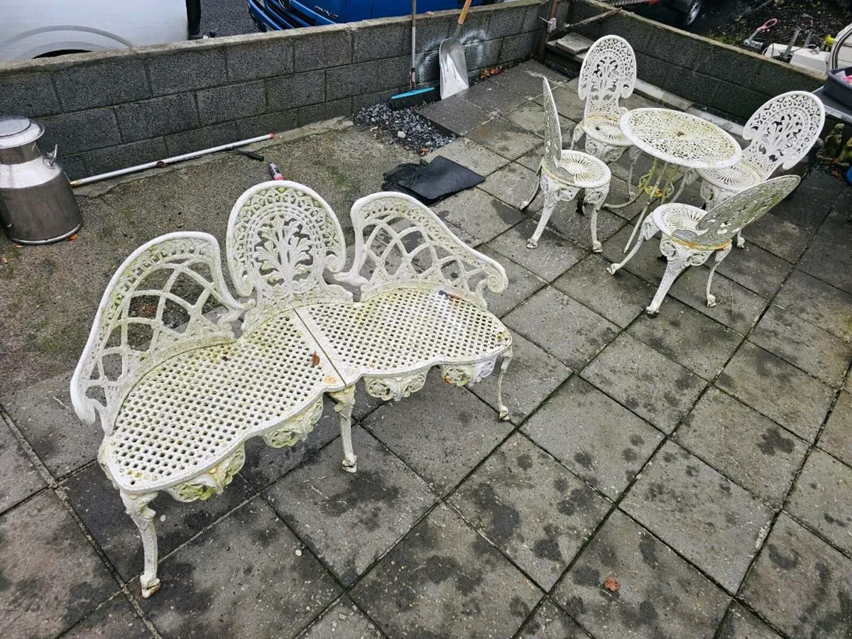 Metal table and cheers - Image 1