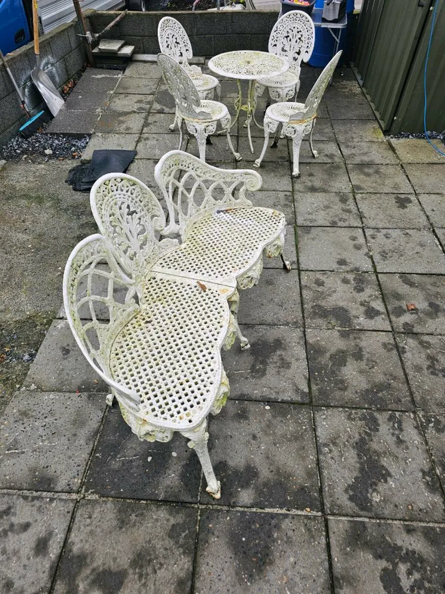 Metal table and cheers - Image 2