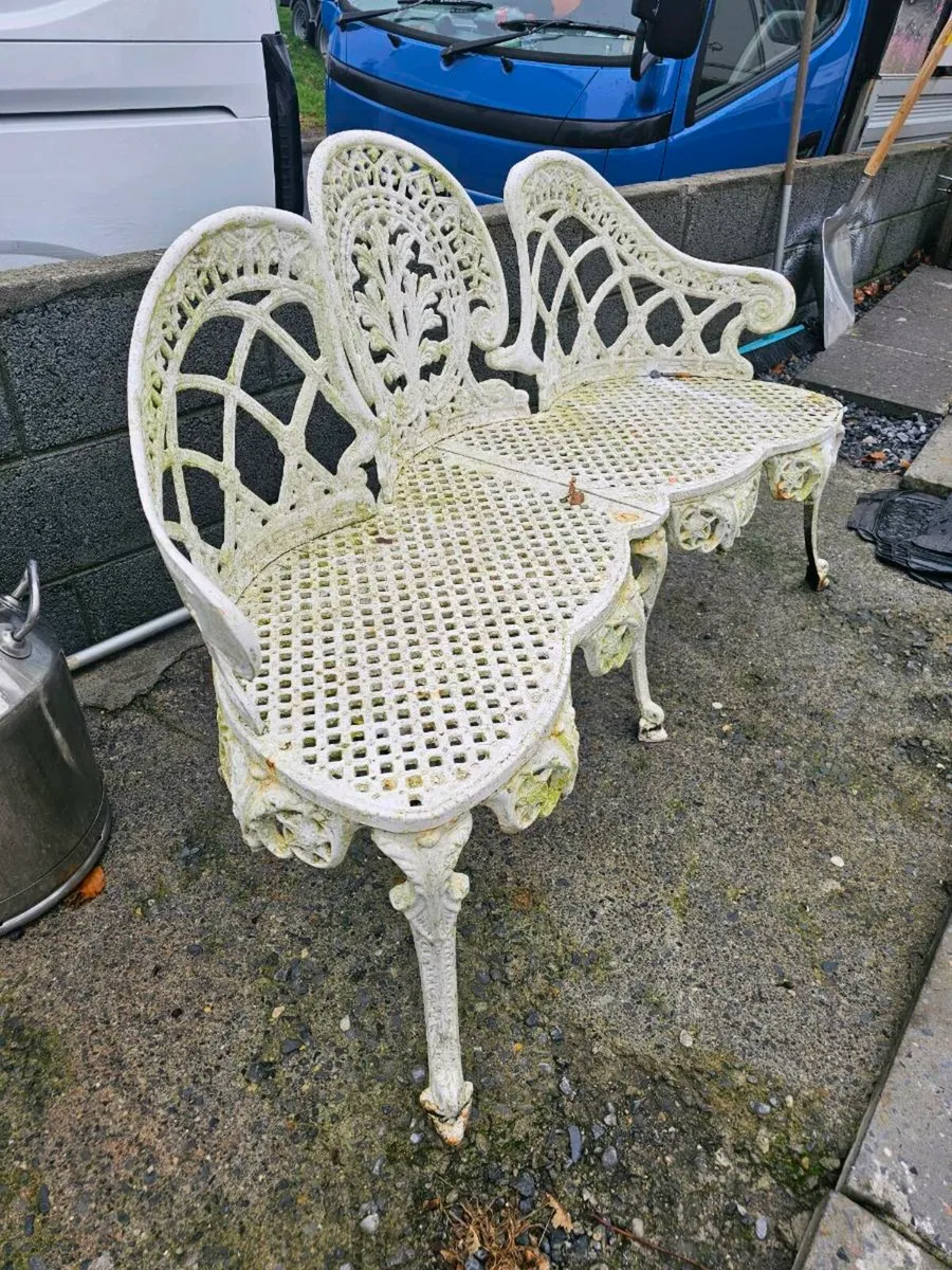 Metal table and cheers - Image 3