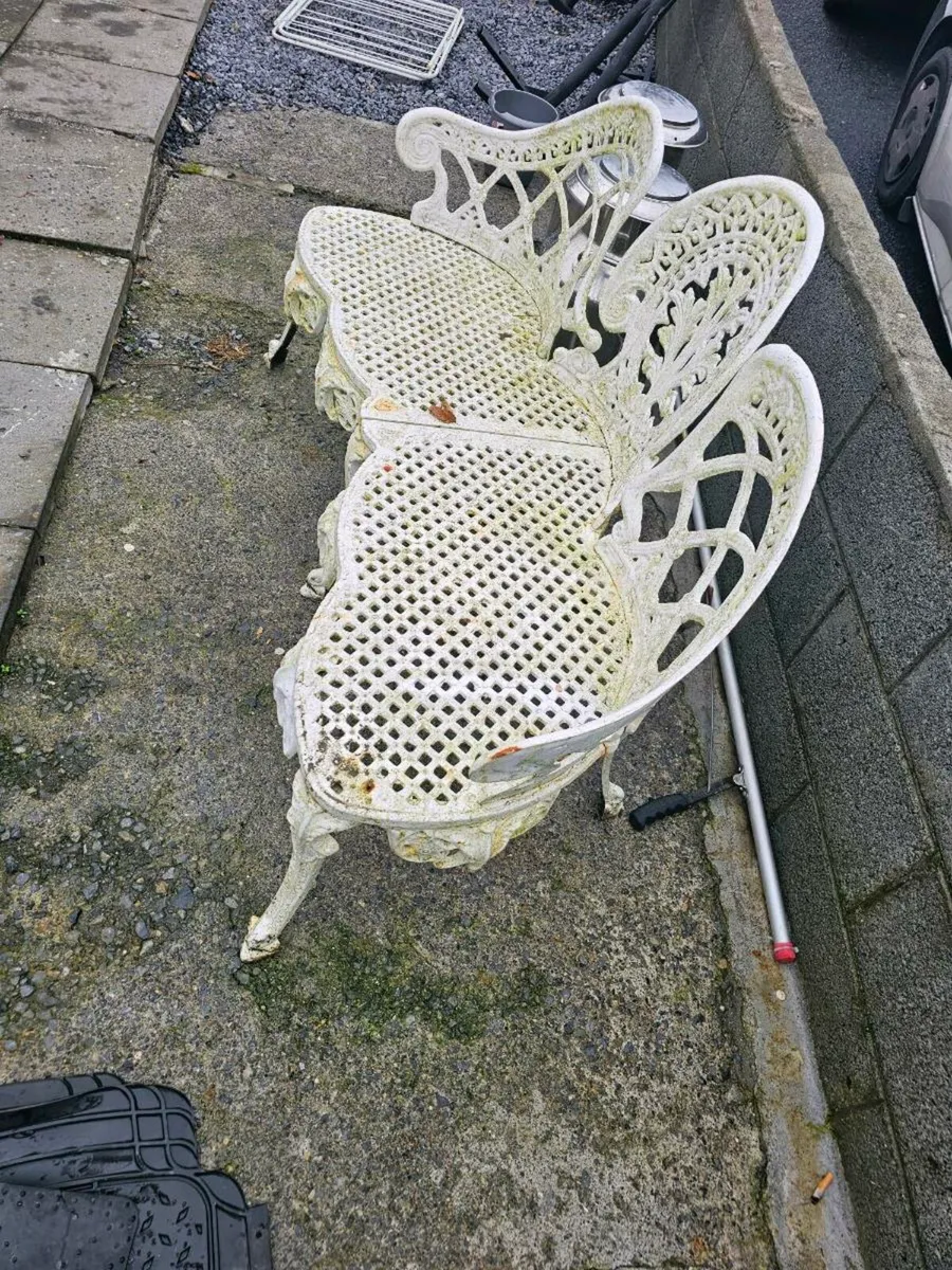 Metal table and cheers - Image 4