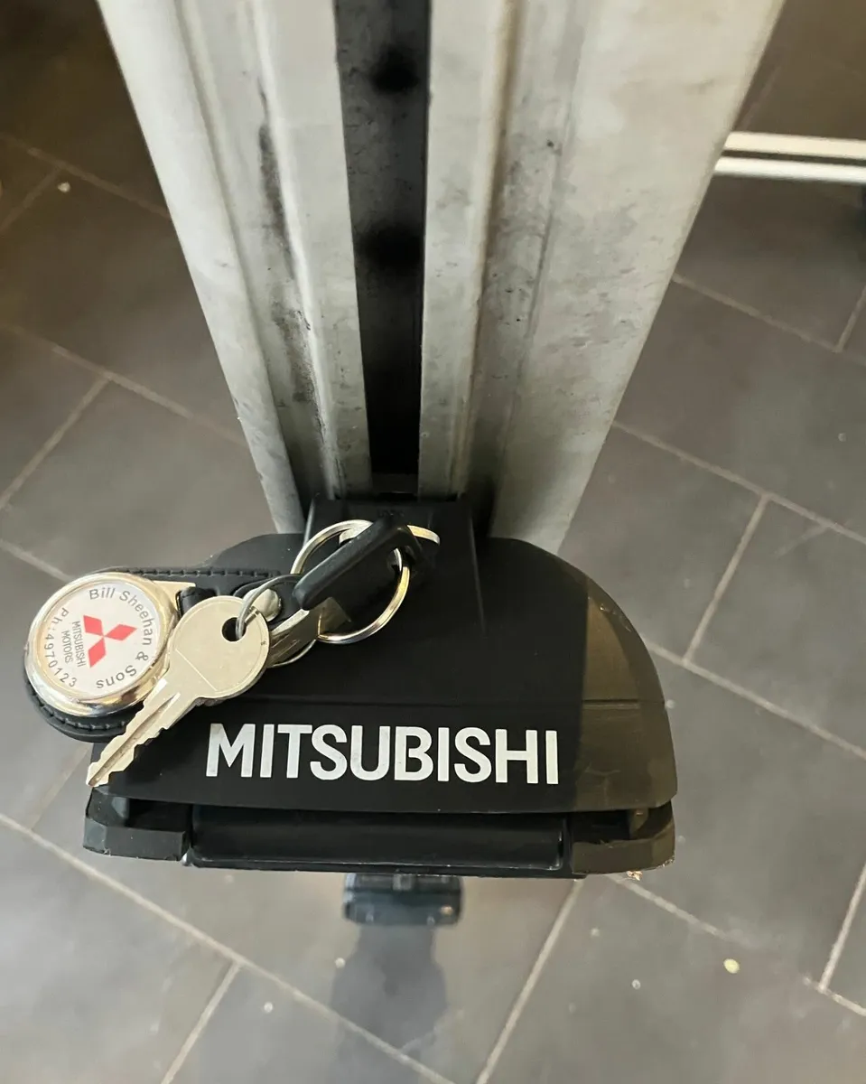 Mitsubishi Outlander 2016 Roof Bars - Image 2