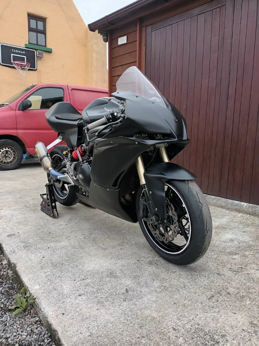 Kawasaki ER6 Race bike - Image 1