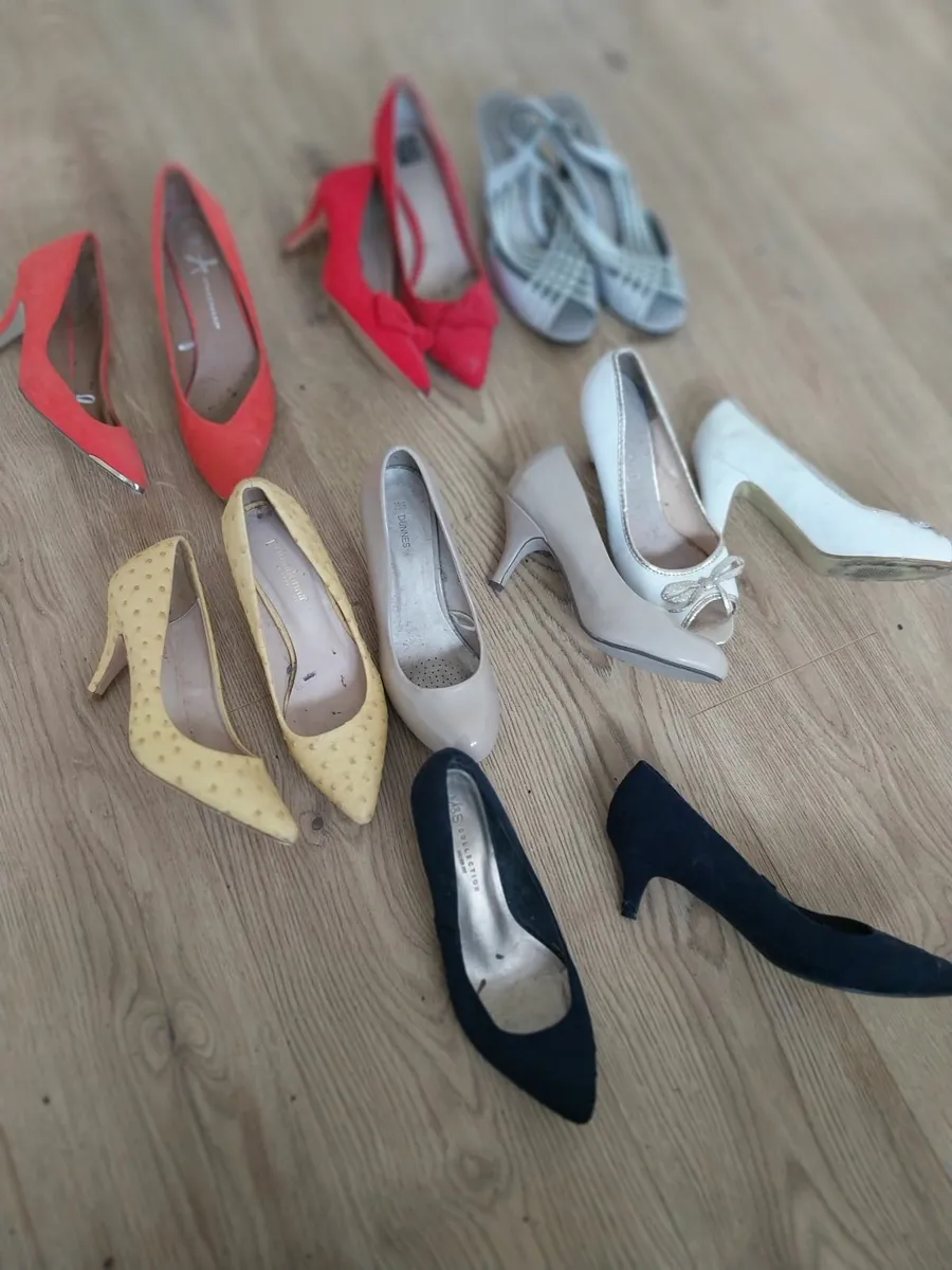 Shoes. Table lamp - Image 1