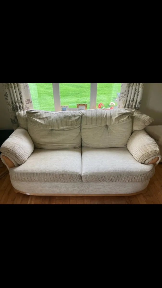 Suite of furniture - Image 1