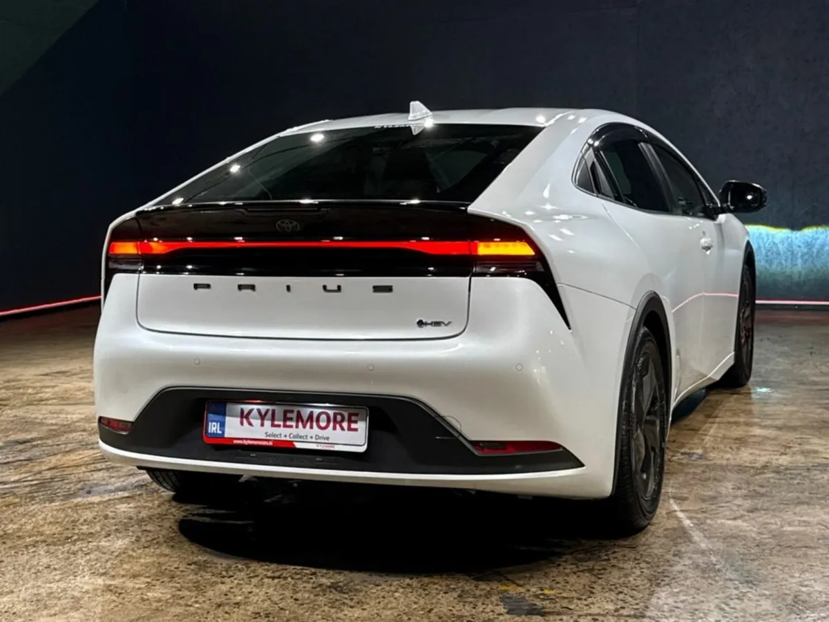 Toyota Prius 1.8 AUTOMATIC HYBRID - APPLE CAR PLAY - Image 4