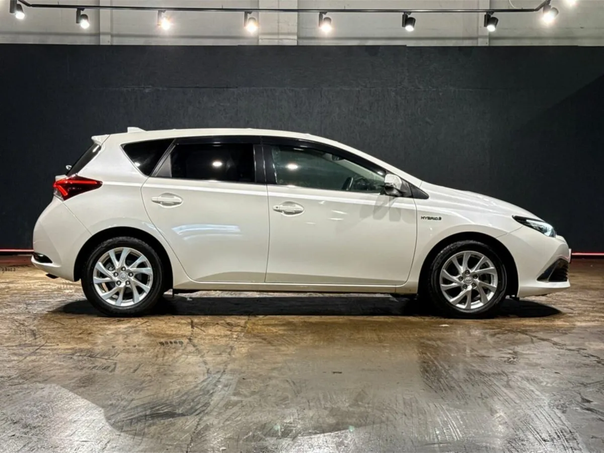 Toyota Auris 1.8 PETROL HYBRID - REVERSE CAMERA - - Image 3