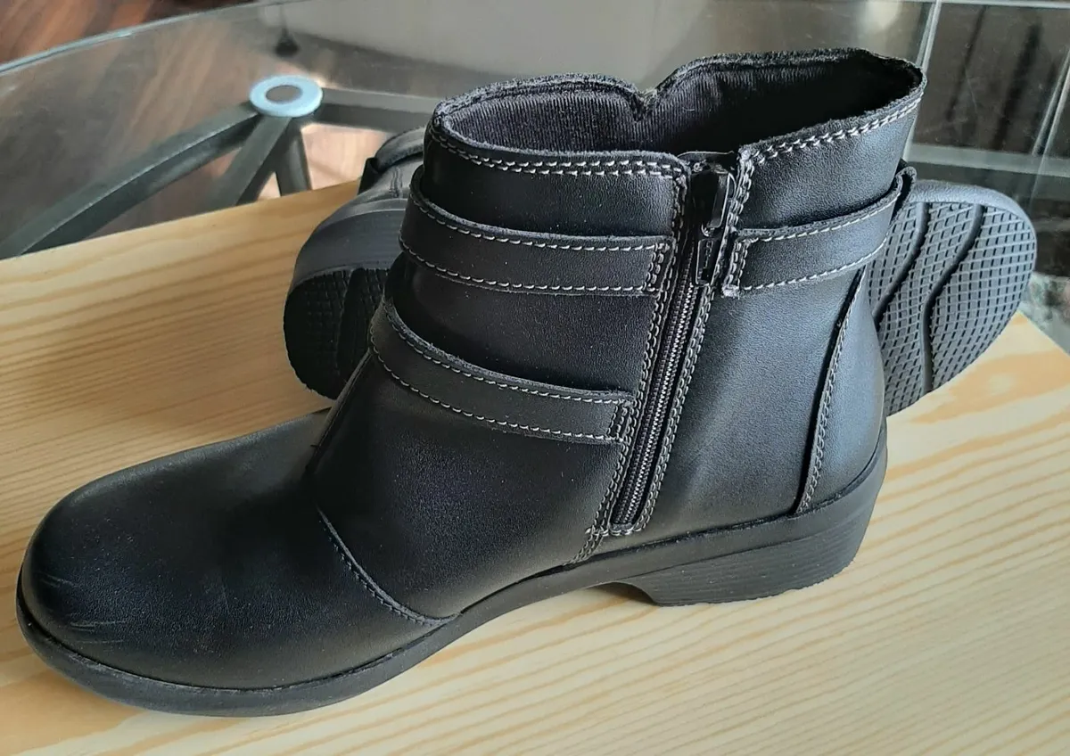 Ladies Clarks Black Boots size 6. - Image 2