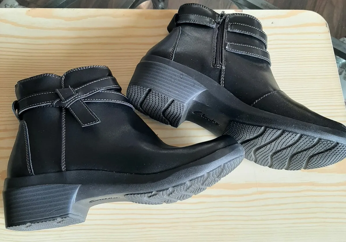 Ladies Clarks Black Boots size 6. - Image 3