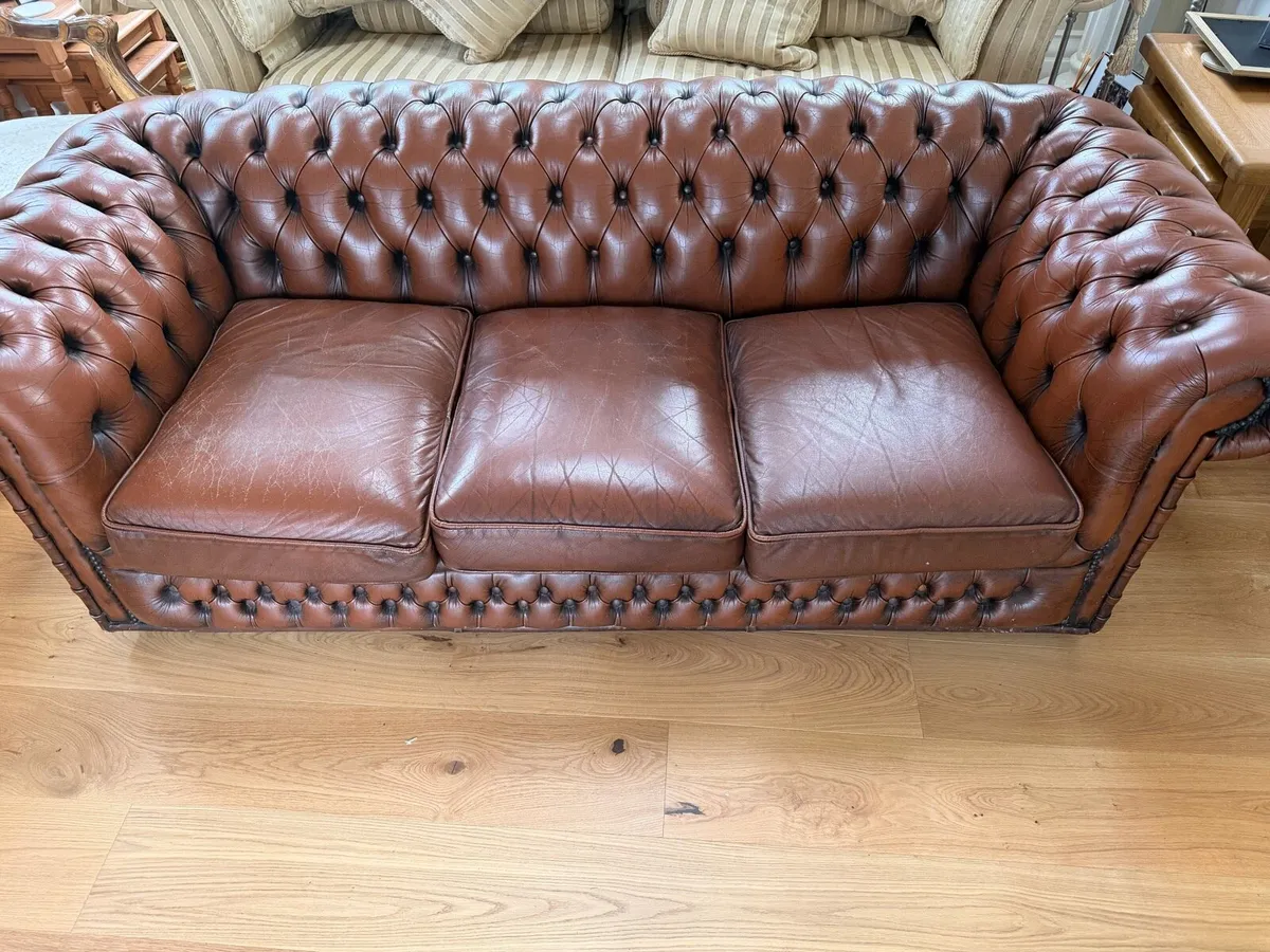 Chesterfield suite - Image 1