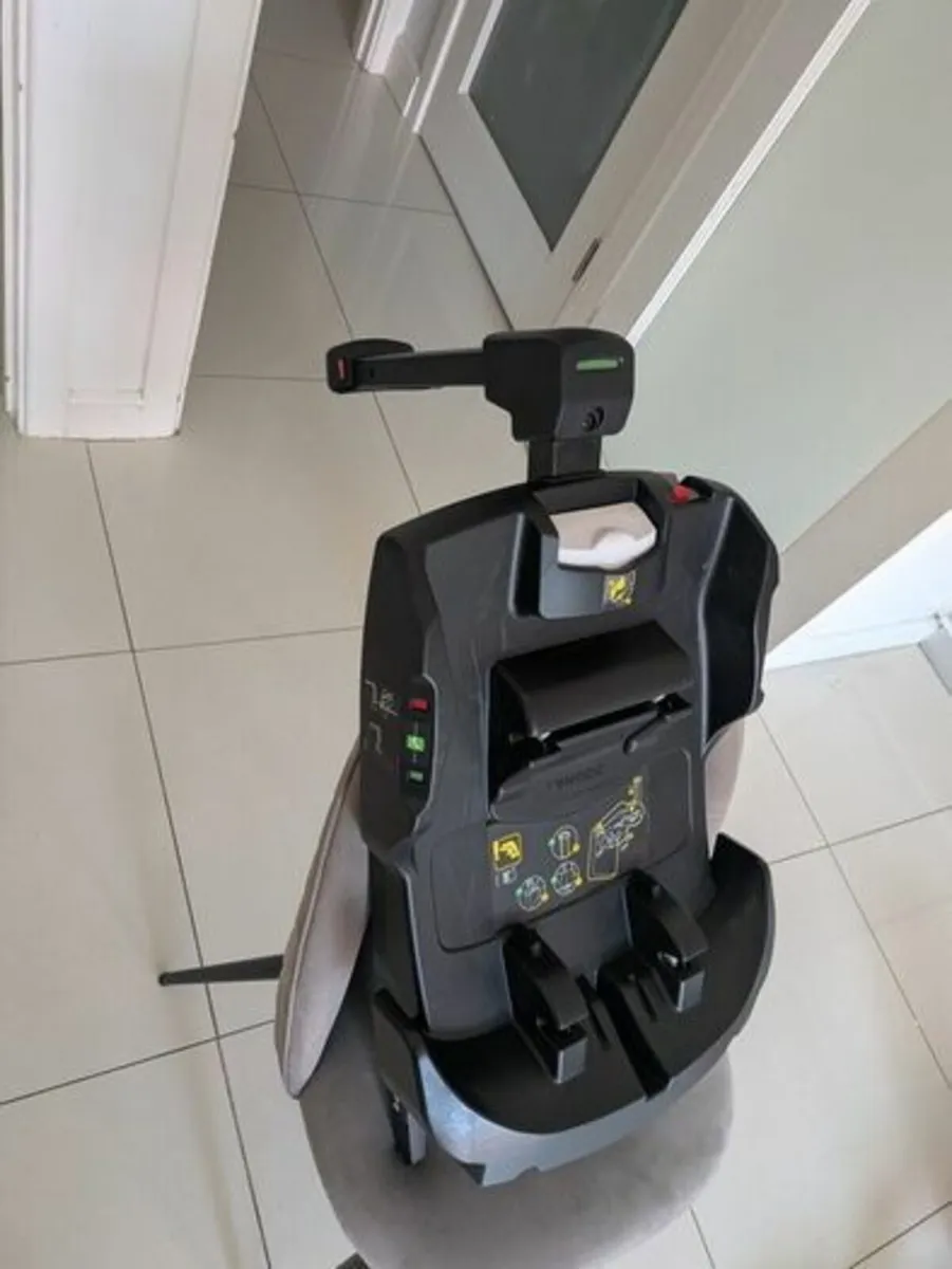Doona Infant Car Seat + Iso Fix and Bits - Image 1