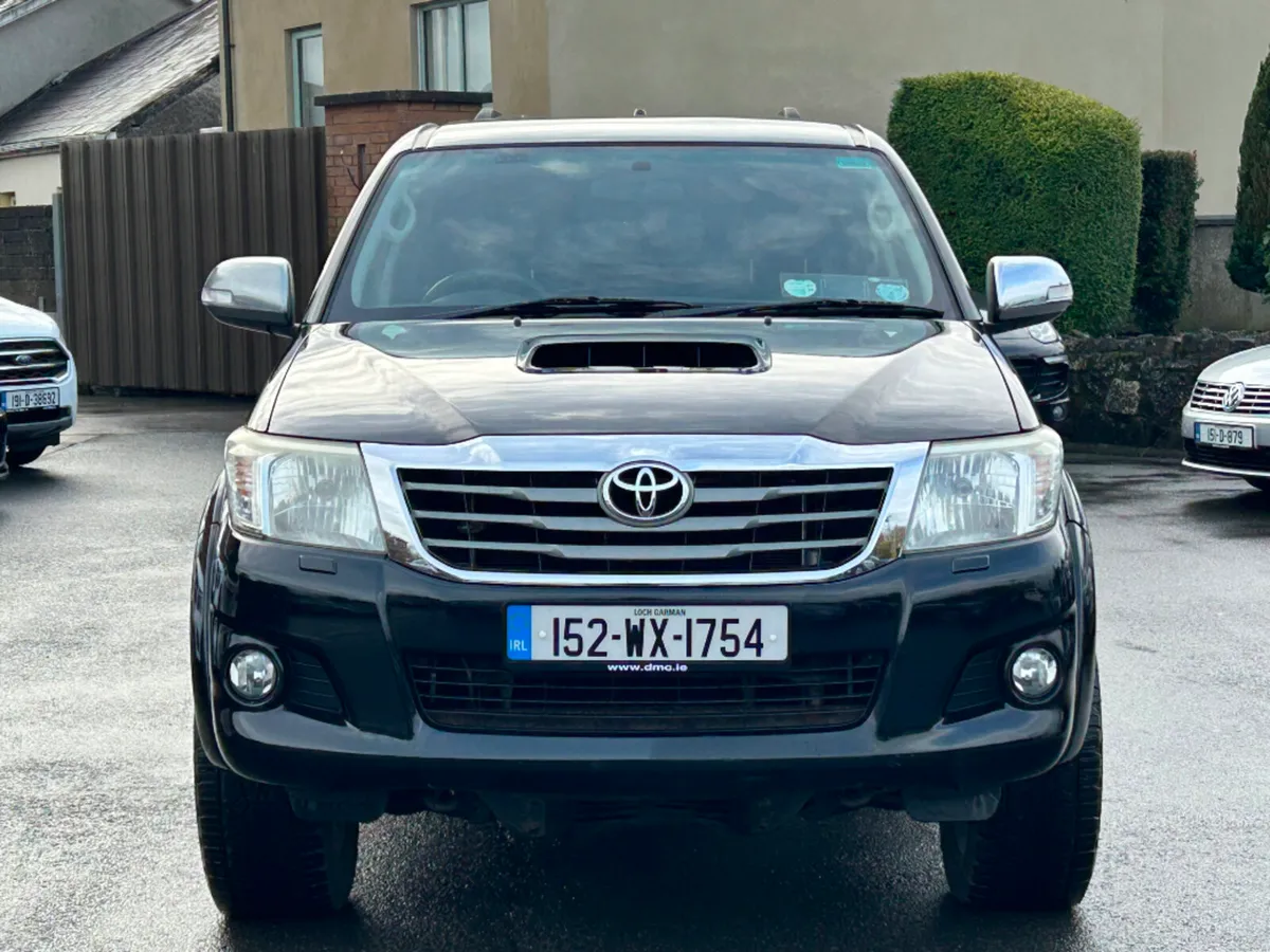 Toyota Hilux 3.0 D4D INVINCIBLE *HIGH SPEC* - Image 2