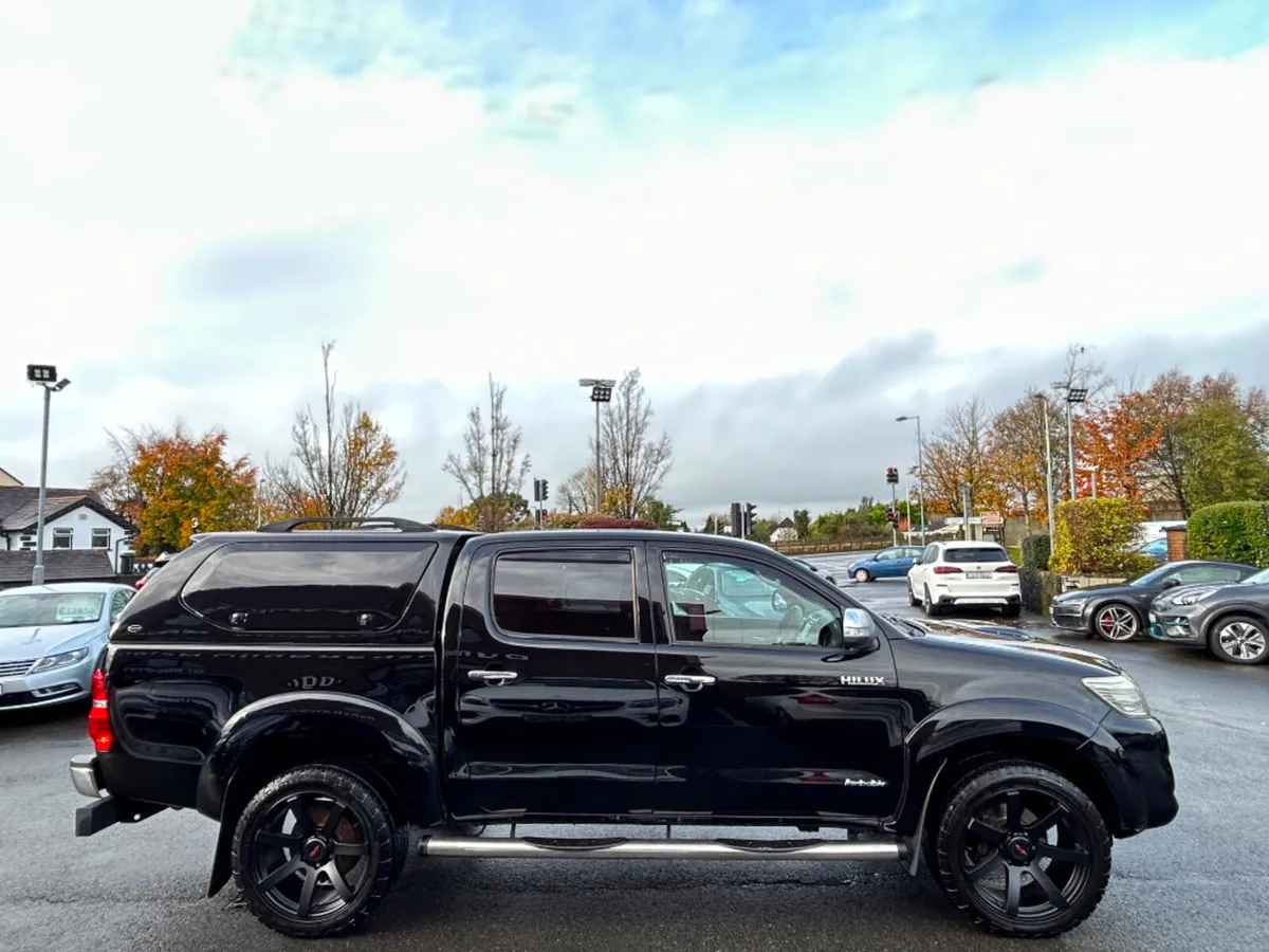 Toyota Hilux 3.0 D4D INVINCIBLE *HIGH SPEC* - Image 4