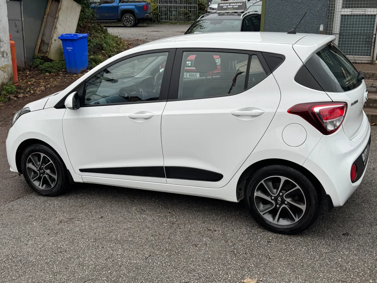 Hyundai i10 Deluxe very low mileage - Image 3